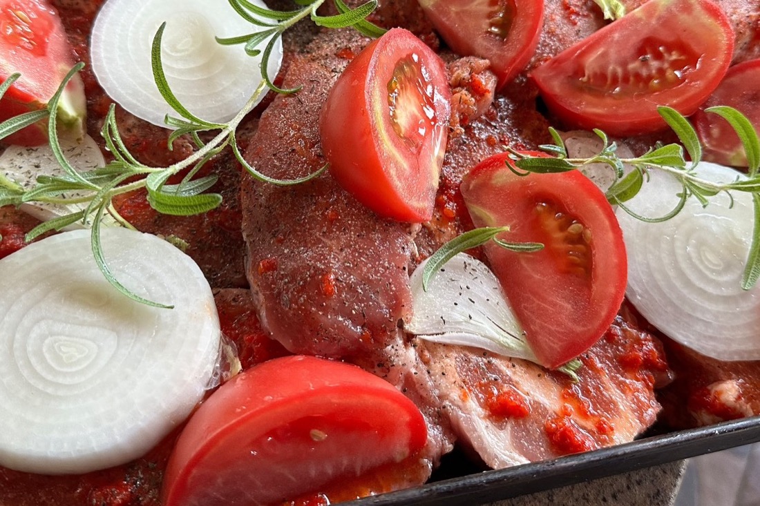 Carne condimentată cu roșii și rozmarin